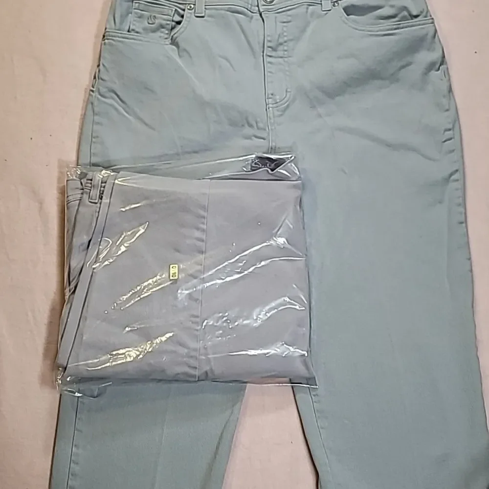0810. 💜Nearly NEW ~ Lavendar 💜 ~ Gloria Vanderbilt Jeans ~ 16